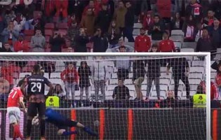 Mateus Pasinato defende penalti e protagoniza várias defesas caricatas – SL Benfica 1-1 Moreirense FC