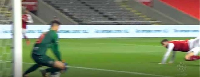 Helton Leite no caminho da bola para trancar a baliza – SC Braga 0-1 Boavista FC