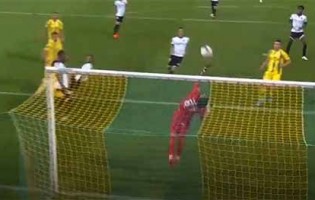 Ricardo Ribeiro impede golo em cabeceamento com defesa vistosa – CD Tondela 1-3 FC Paços de Ferreira