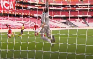 Odisseas Vlachodimos respalda bola resvalada – SL Benfica 2-0 Moreirense FC
