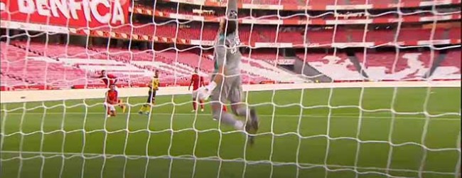 Odisseas Vlachodimos respalda bola resvalada – SL Benfica 2-0 Moreirense FC