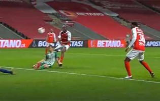 Matheus Magalhães impede golo a curta distância – SC Braga 2-0 Rio Ave FC