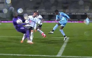 Bruno Varela evita três golos em intervenções assinaláveis – Vitória SC 3-1 CD Nacional