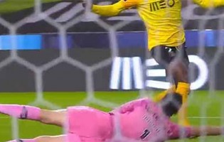Agustín Marchesín fecha a baliza em dois lances – FC Porto 2-0 Rio Ave FC