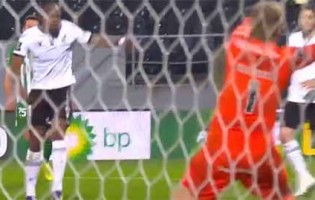 Pawel Kieszek exigido num dos últimos lances – Vitória SC 1-3 Rio Ave FC