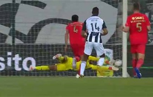 Helton Leite impede igualdade em desvio lateral – Portimonense SC 1-5 SL Benfica