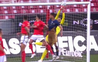 Helton Leite atrasa golo sofrido em duas defesas destacáveis – SL Benfica 2-1 CD Santa Clara