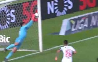 Stanislav Kritciuk desvia bola para o poste após precipitação – Belenenses SAD 2-1 Gil Vicente FC