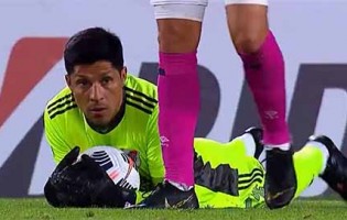 Enzo Pérez (médio) joga a titular como guarda-redes e é o melhor em campo – River Plate 2-1 Santa Fé