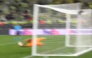 Gerónimo Rulli marca e defende penaltis decisivos na final da Europa League