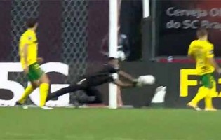 Jordi Martins resvala bola após erro caricato em penalti cometido – SC Braga 1-1 FC Paços de Ferreira