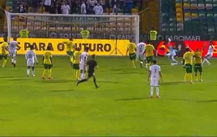 André Ferreira atira-se para a bola e consegue fechar a baliza – FC Paços de Ferreira 2-0 FC Famalicão