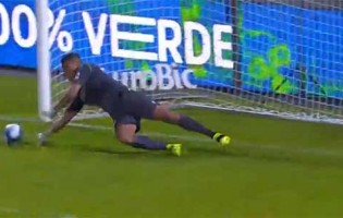 Luiz Reis Júnior defende penalti após erros com golo sofrido – FC Paços de Ferreira 2-0 FC Famalicão