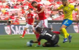 Victor Braga é expulso em lance surreal – SL Benfica 2-0 FC Arouca