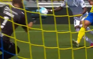 Victor Braga faz defesa vertiginosa após erro com golo sofrido – FC Arouca 0-2 Estoril