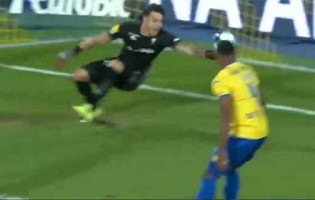 Dani Figueira faz defesa espetacular antes de precipitações com penalti cometido – Estoril 0-1 Sporting CP