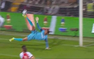 Rodrigo Moura faz defesa caricata e espetacular com o pé – CD Trofense 1-2 SL Benfica