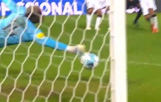 Bruno Varela faz defesa destacável entre outros lances – Vitória SC 2-1 Moreirense FC