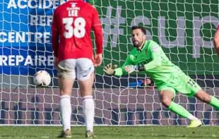 Ben Foster defende penalti importante pelo Wrexham aos 90+7′, um mês depois de voltar ao ativo aos 40 anos