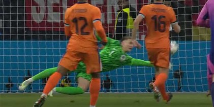 Bart Verbruggen faz duas defesas de nível – Alemanha 2-1 Países Baixos