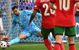 Diogo Costa responde com o pé para fechar a baliza – Portugal 3-0 Turquia (Euro’2024)