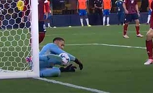 Patrick Sequeira tranca a baliza ao impedir auto-golo de forma inusitada – Brasil 0-0 Costa Rica (Copa América)