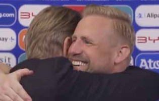 Peter e Kasper Schmeichel partilham momento afável após o Dinamarca 1-1 Inglaterra (Euro’2024)