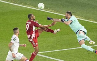 Pietro Terracciano destaca-se com várias defesas até ao último suspiro da final da Conference League