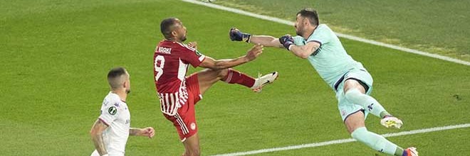Pietro Terracciano destaca-se com várias defesas até ao último suspiro da final da Conference League