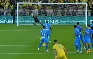 Yassine Bounou exibi-se em alto nível e até defende penaltis para dar Taça da Arábia Saudita ao Al Hilal
