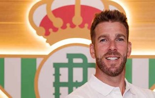 Adrián San Miguel regressa ao Bétis após 11 anos de West Ham e Liverpool