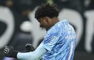 Hugo Souza com começo positivo no SC Corinthians após época no GD Chaves