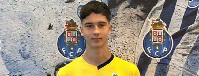 Nicolas Damaso assina pelo FC Porto aos 16 anos após ligação ao Estoril