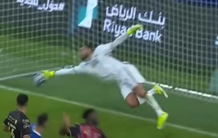 André Moreira faz várias defesas de nível em 10 intervenções – Al Hilal 3-2 Al Raed