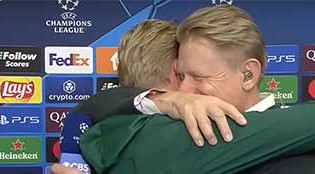 Kasper Schmeichel tranca a baliza do Celtic na Champions frente ao Dínamo Zagreb e é entrevistado pelo pai, Peter