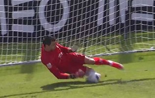 João Valido defende penalti entre outras intervenções – CD Nacional 1-2 FC Arouca