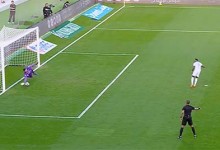 Mailson Santos defende penalti e recarga de forma espetacular – Al Taawoun 1-0 Al Akhdoud